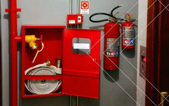 Técnicos da Meka Engenharia realizando adequação para certificação AVCB