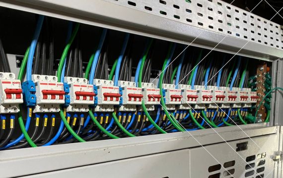 Técnicos da Meka Engenharia realizando adequação em instalações elétricas de edifício