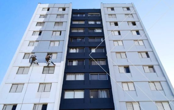 Equipe da Meka Engenharia realizando restauração e pintura de fachada predial